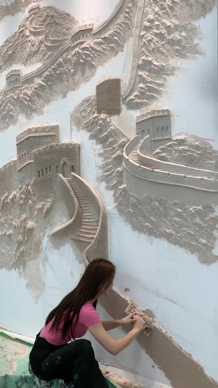 90后壁画师现场制作万里长城浮雕!