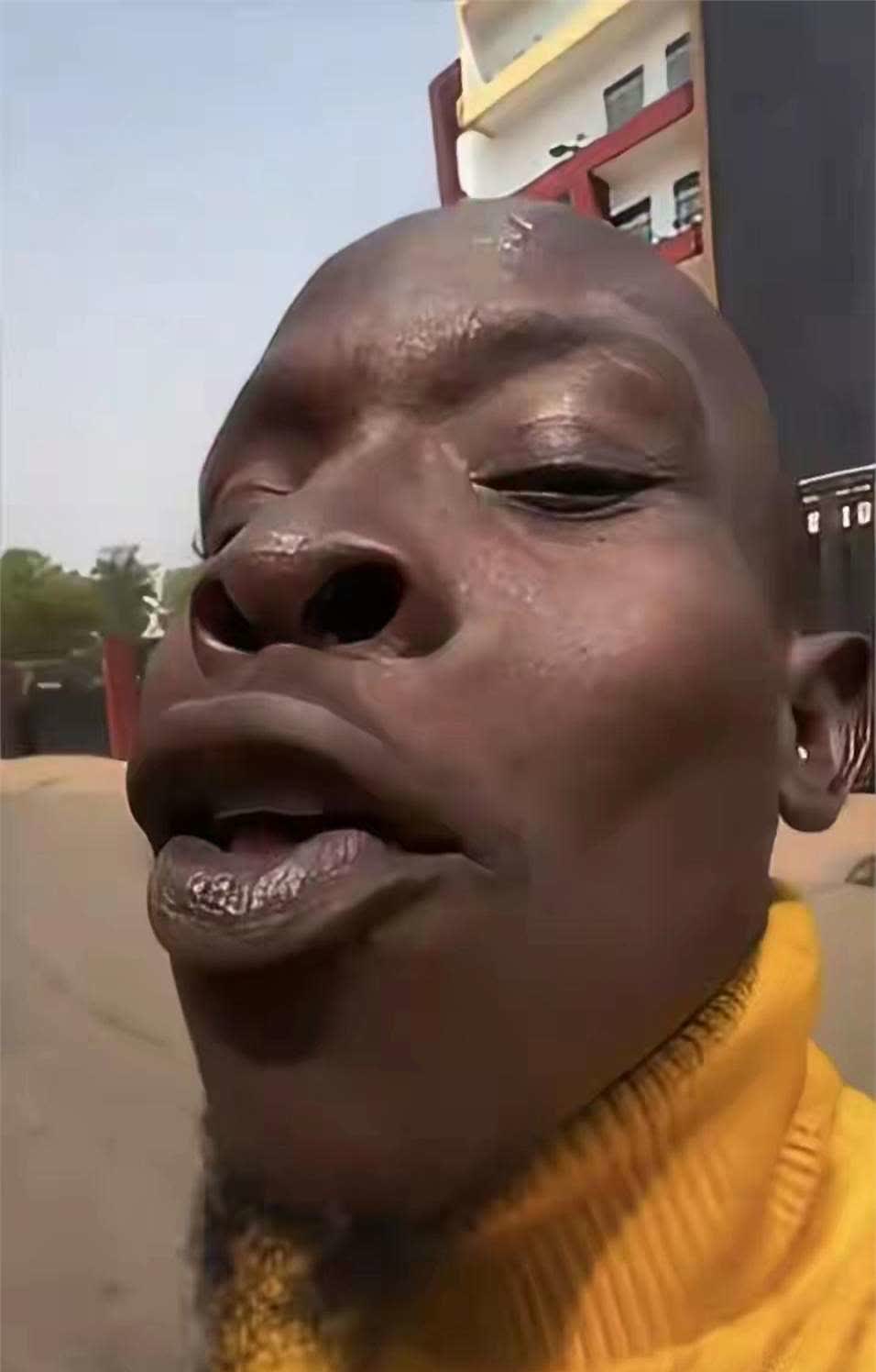 一位黑人朋友的奇特表情,让人忍俊不禁