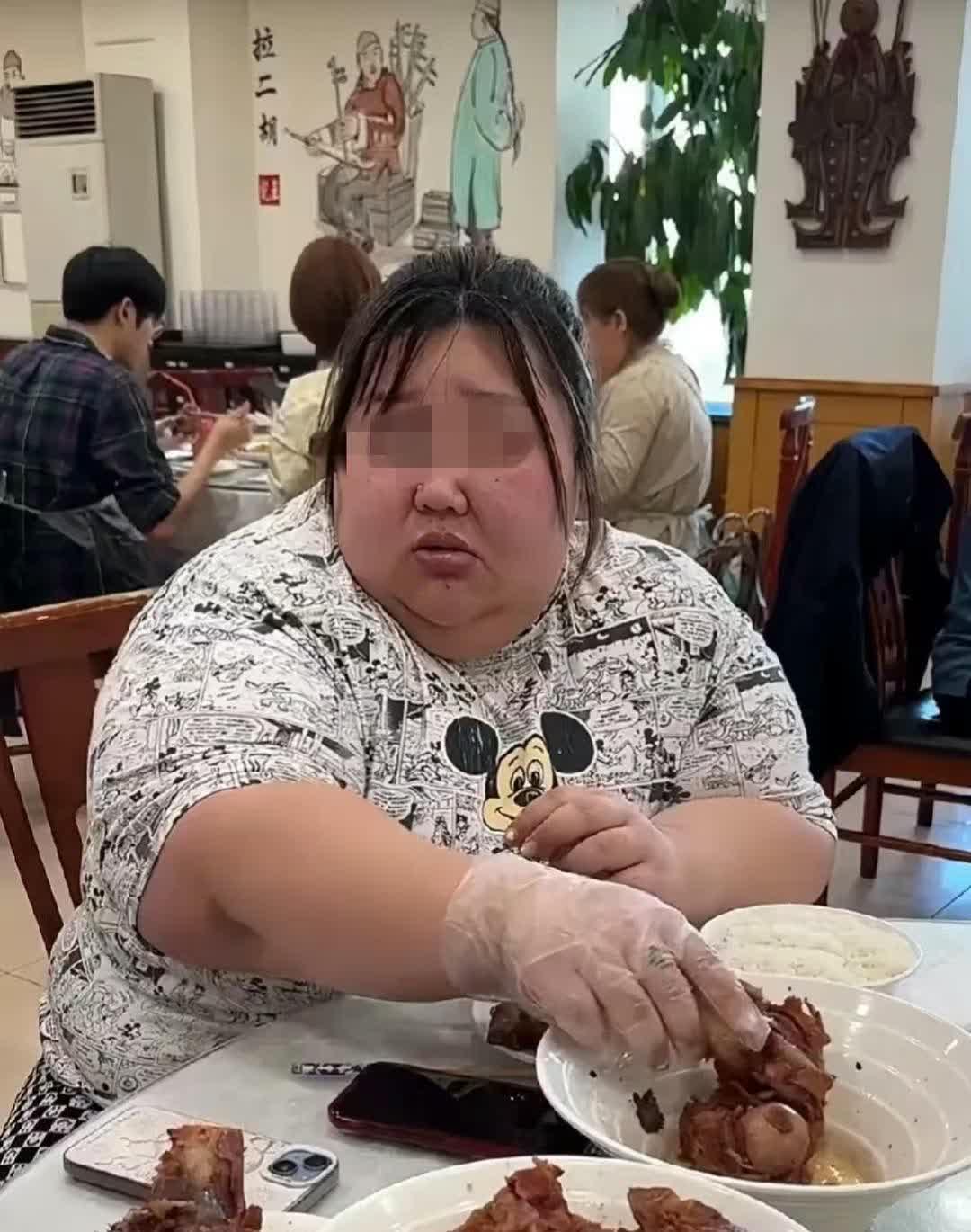 500斤胖女人跳起砸下歧视胖子 照片600斤胖妞胖妹在上网云南肥胖大姐