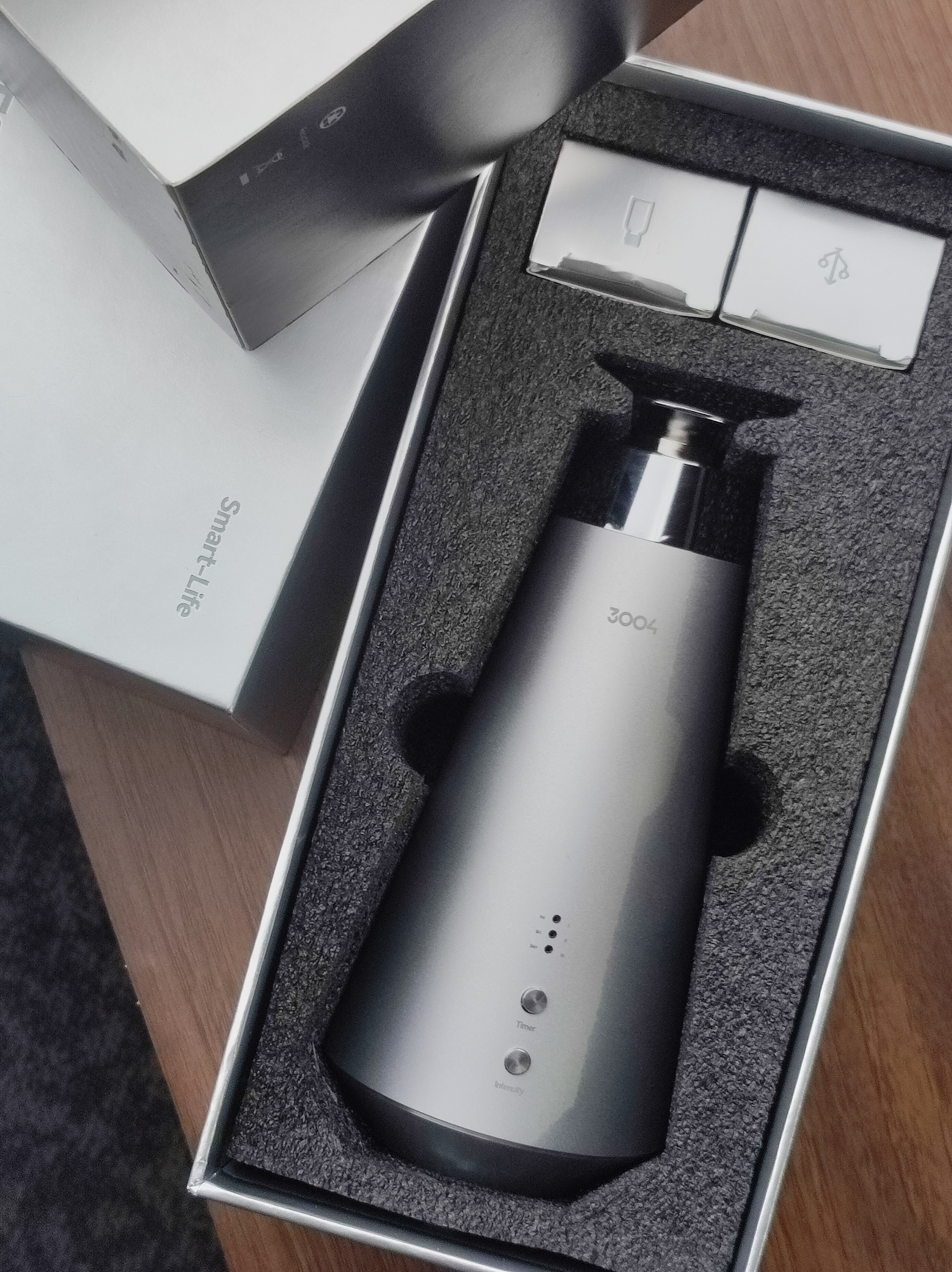 简约而不失高级感,银色的机身搭配黑色的细节,无论