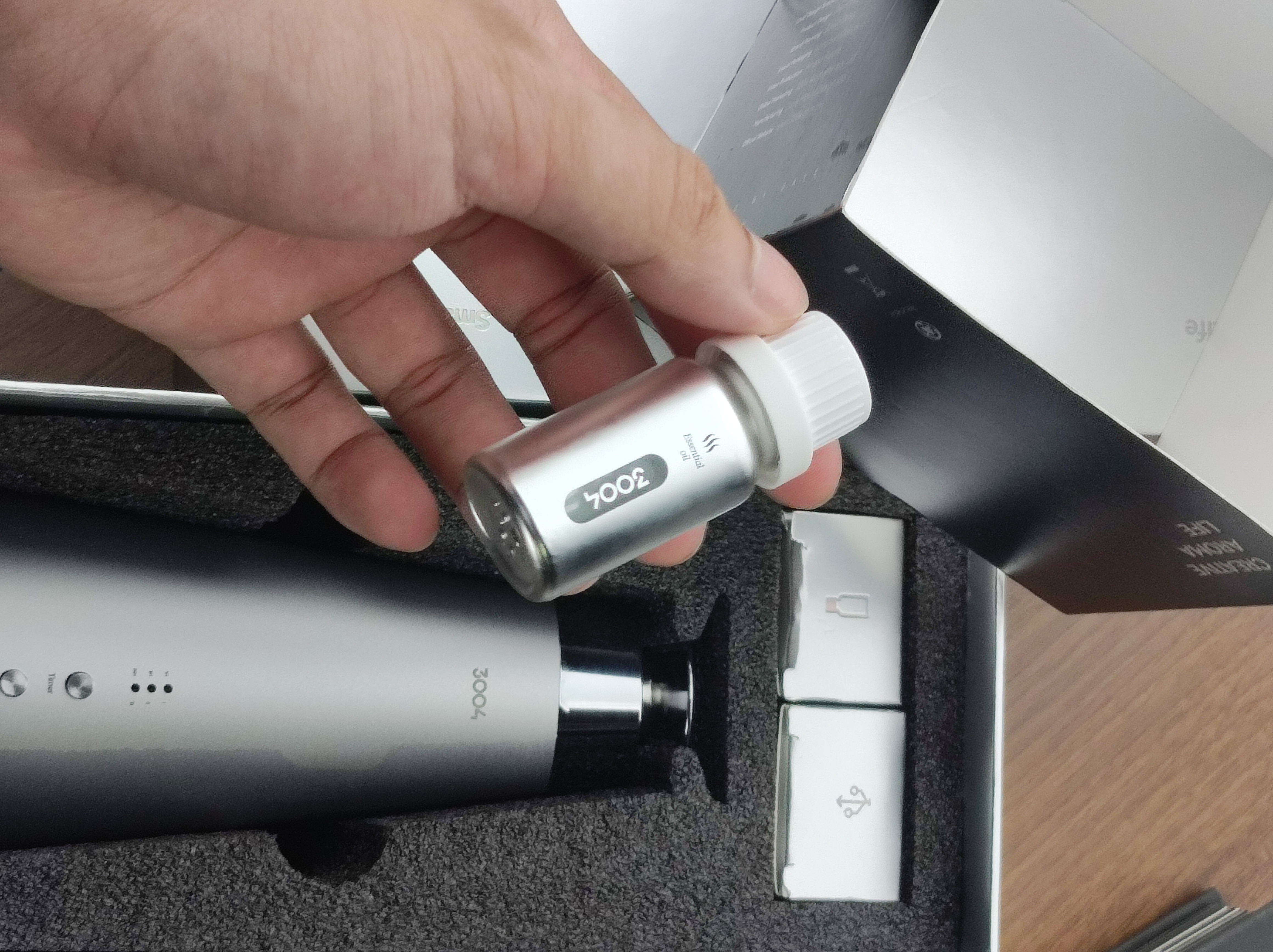 简约而不失高级感,银色的机身搭配黑色的细节,无论