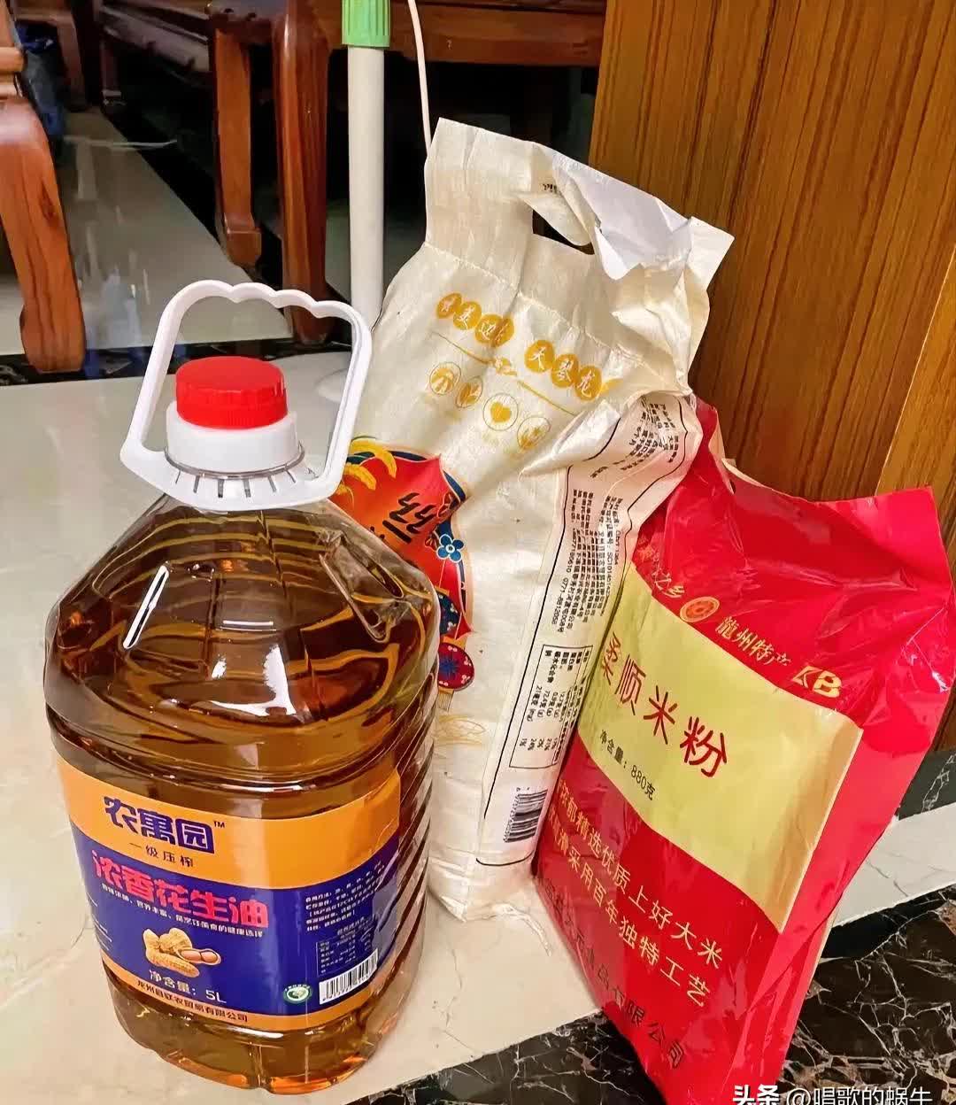 我问妈你这大米和豆油还没吃完呢咋又买这么多?