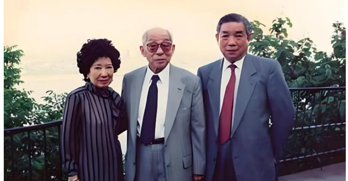 "  此言一出,让陪伴了他50多年的妻子赵一荻很是难堪.