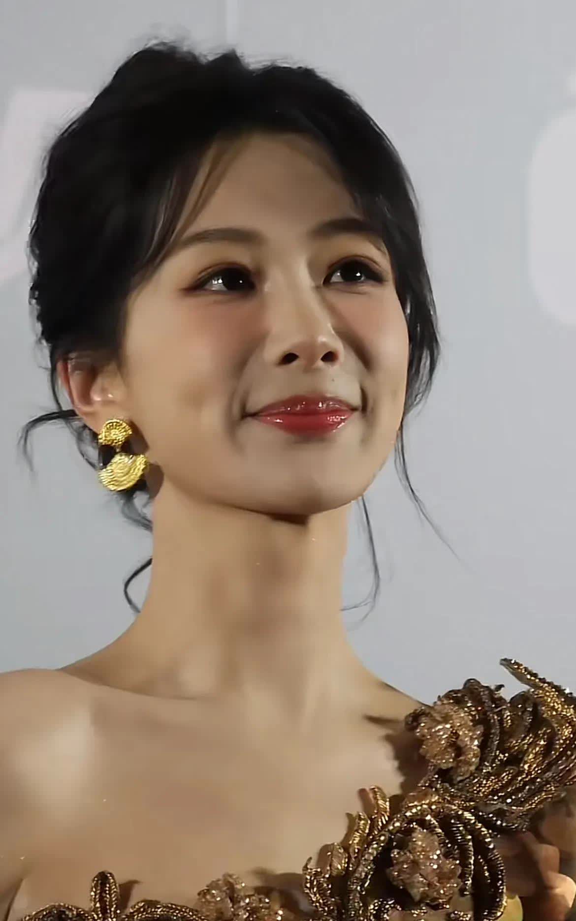 才发现杨紫的天鹅颈太美了脖子修长小脸精致虽然瘦的酒窝都快没了