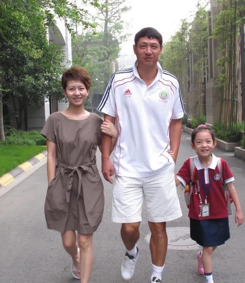 丈夫是一名运动员,高大阳光,两个人看起来很有夫妻相,这一家都