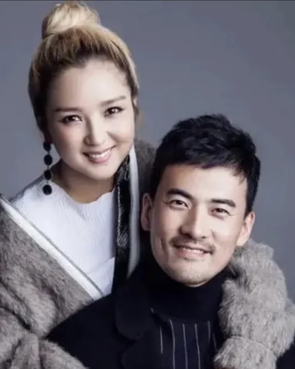 当年,赫子铭出差提前回家想给老婆何洁一个惊喜,可回到家中发现老婆不