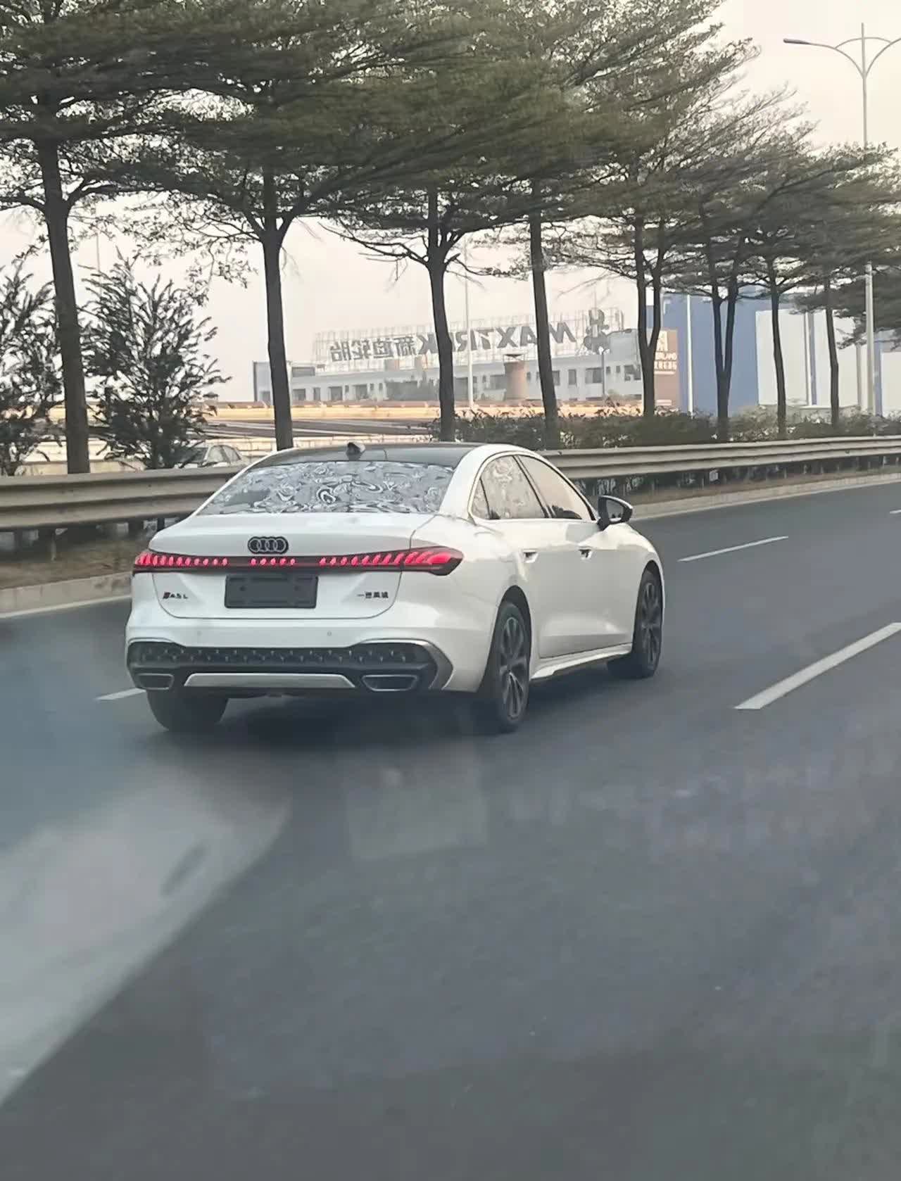 不但把经典的a4换个马甲改为a5连外观设计都逐渐非主流化再也炕不
