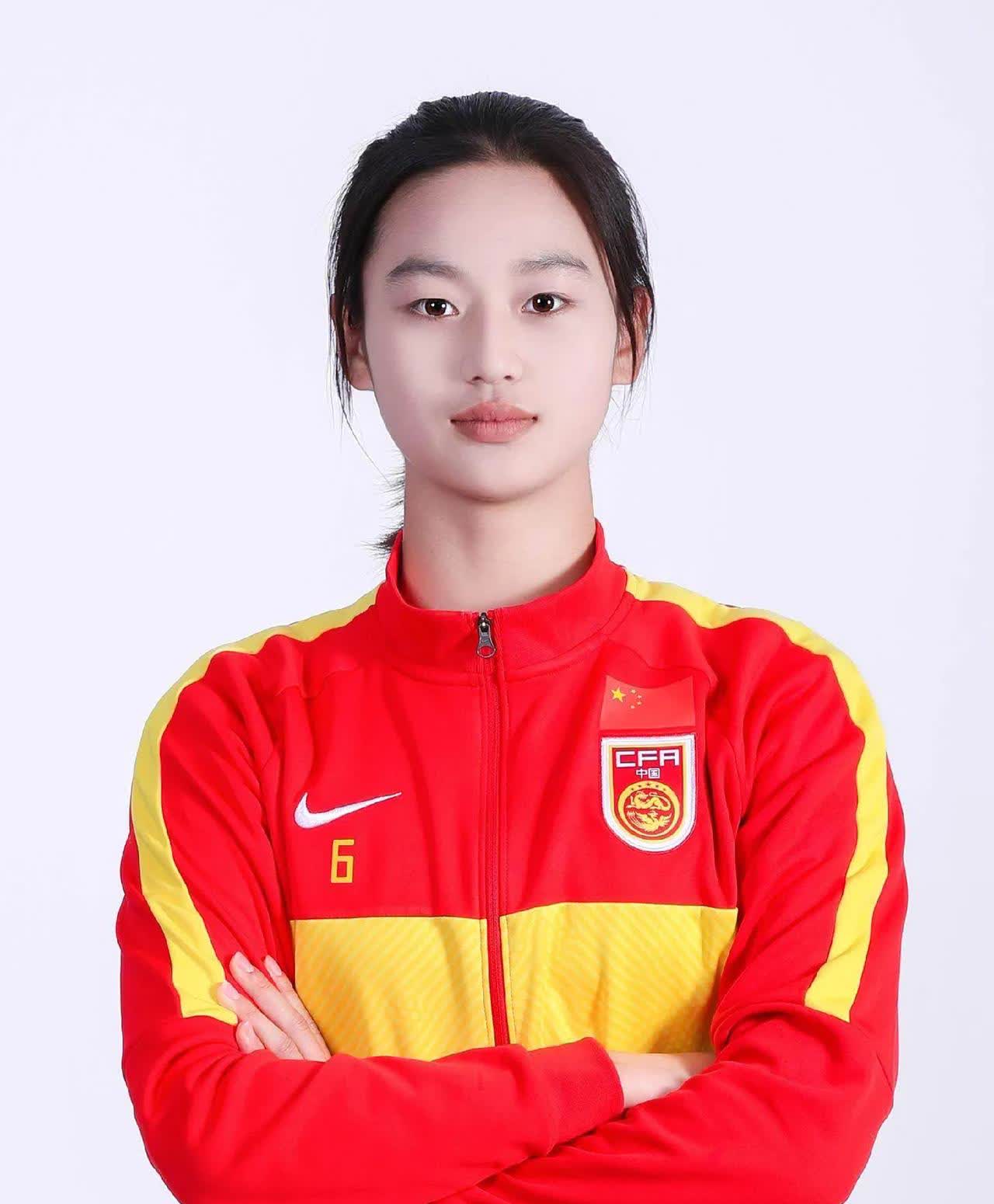 中国女足,26人集训,"妈妈级球员"张馨比小将王爱芳"