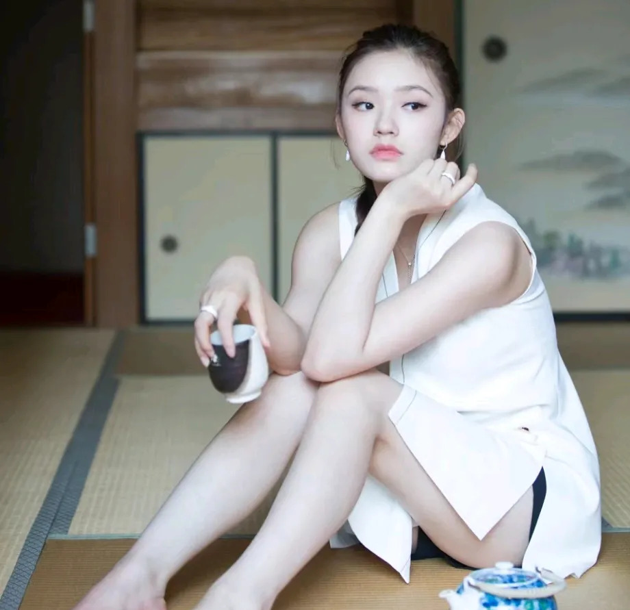 微胖尤物林允丰腴有韵,白白的小脚圆润饱满,五个脚趾头都那么圆润洁白