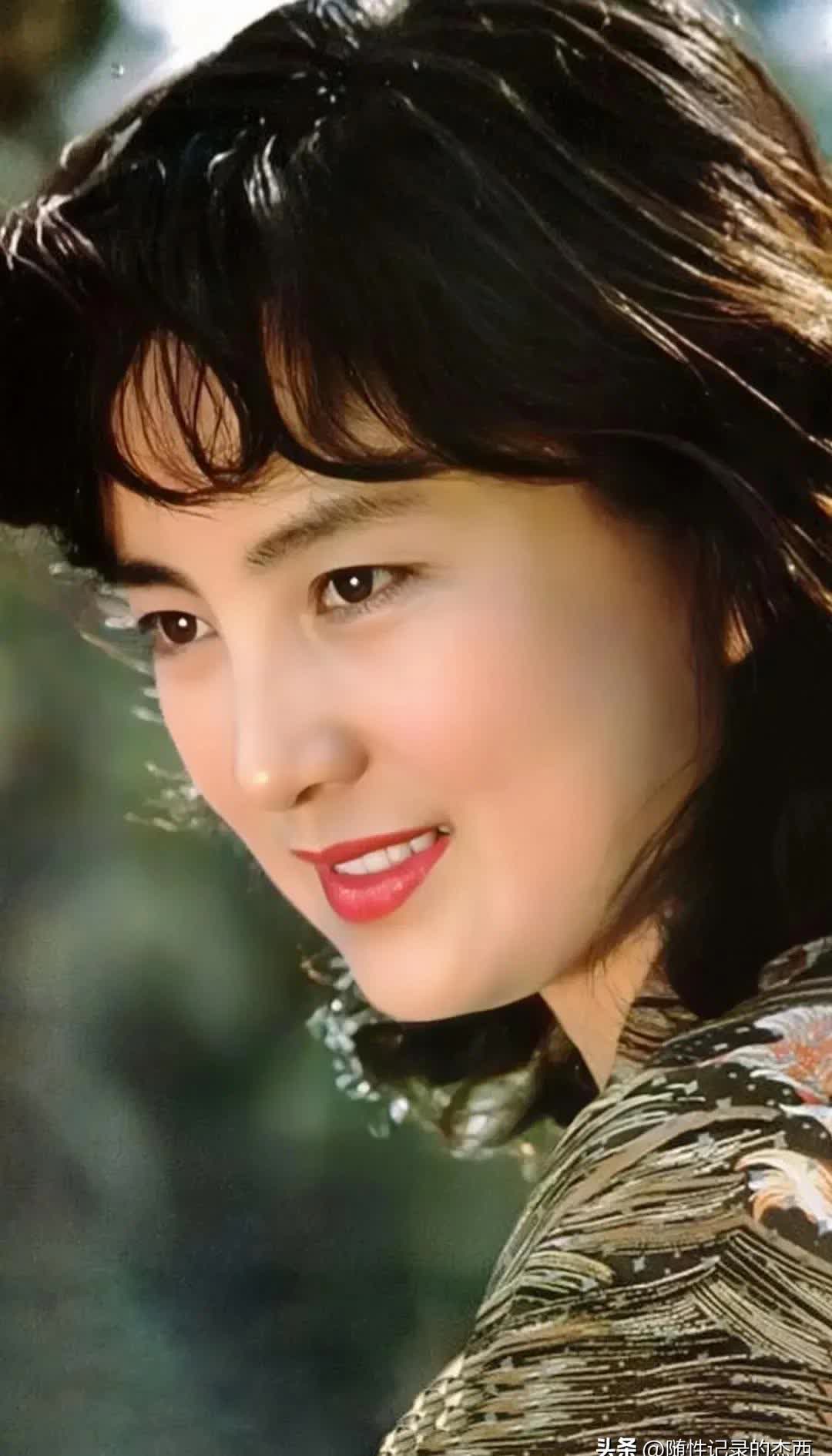 她是八十年代的自然美女年轻时候颜值高漂亮迷人