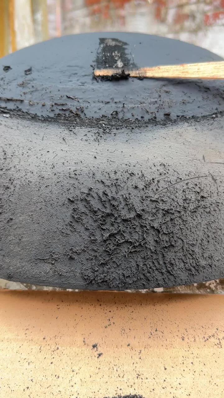 农村烧柴火的锅底灰,也叫百草霜,有经验的农村人经常收集它