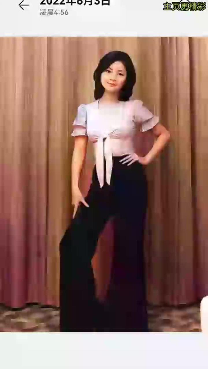 年岁的邓丽君穿喇叭裤拍下这张经典老照片