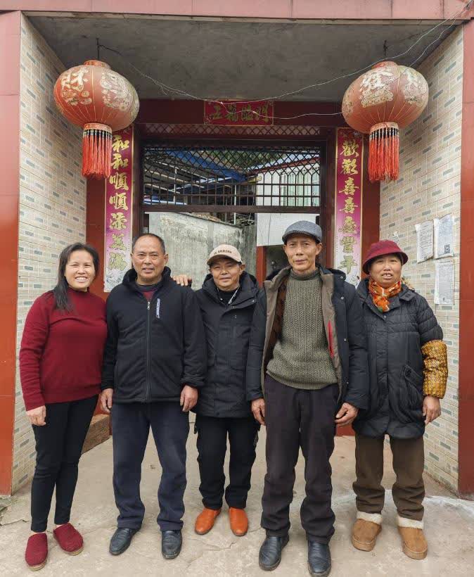 里吃折耳根和腊肉时,突然对口中的味道感到十分地熟悉,随后告诉养父母