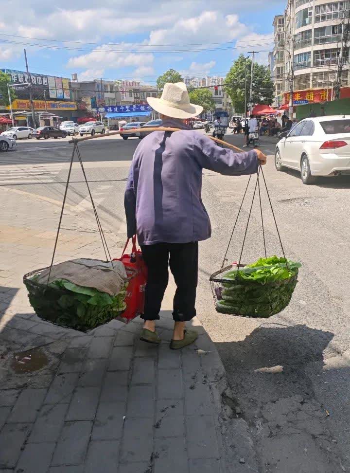 上联:一顿三餐只看碗;