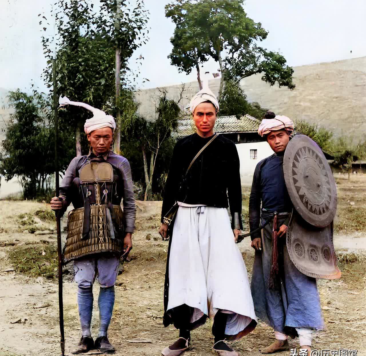 照片中这3个彝族男子,是当地奴隶主或土司的私人武装