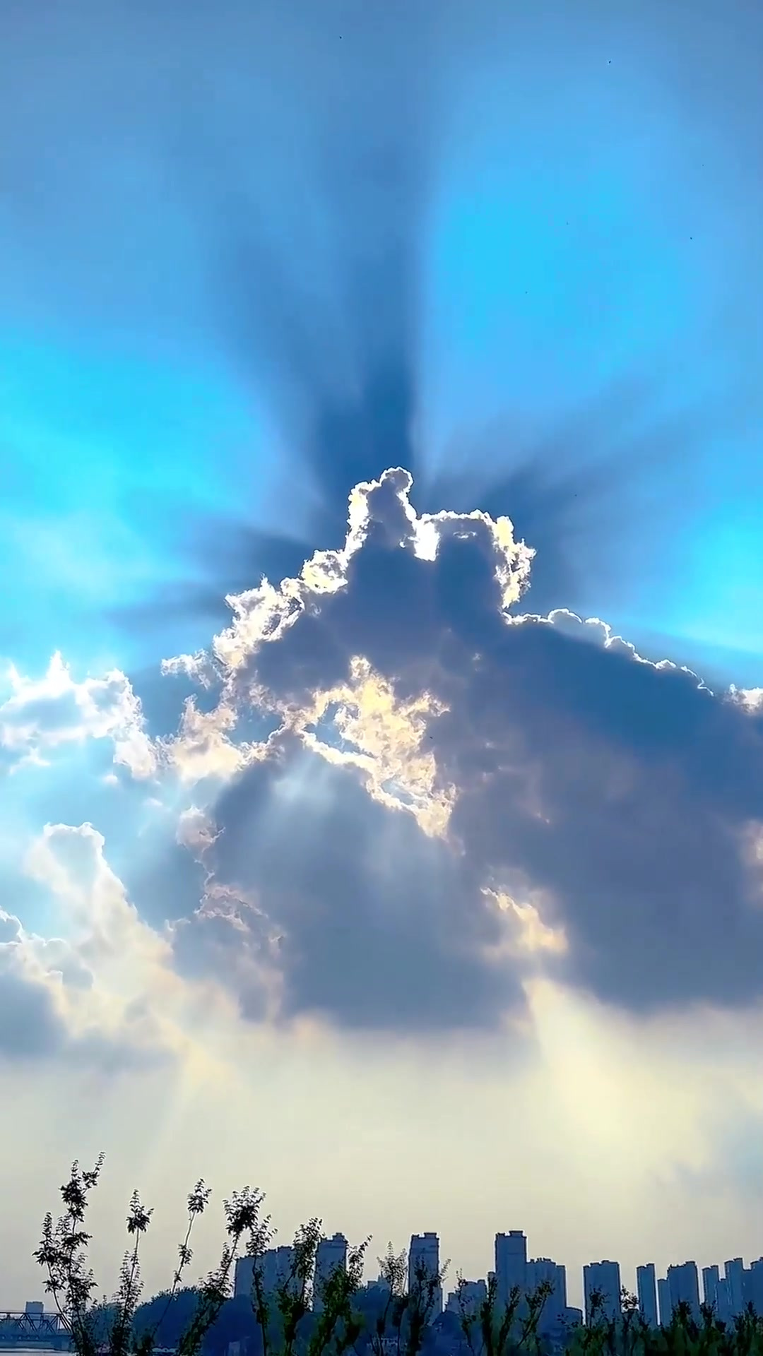 夏日旅游,不知道你们看到的是什么,我看到的是丁达尔效应云端上