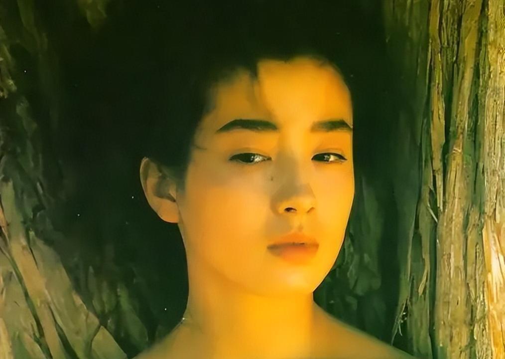 14岁陪睡导演,16岁拍大尺度写真,宫泽理惠的悲惨人生