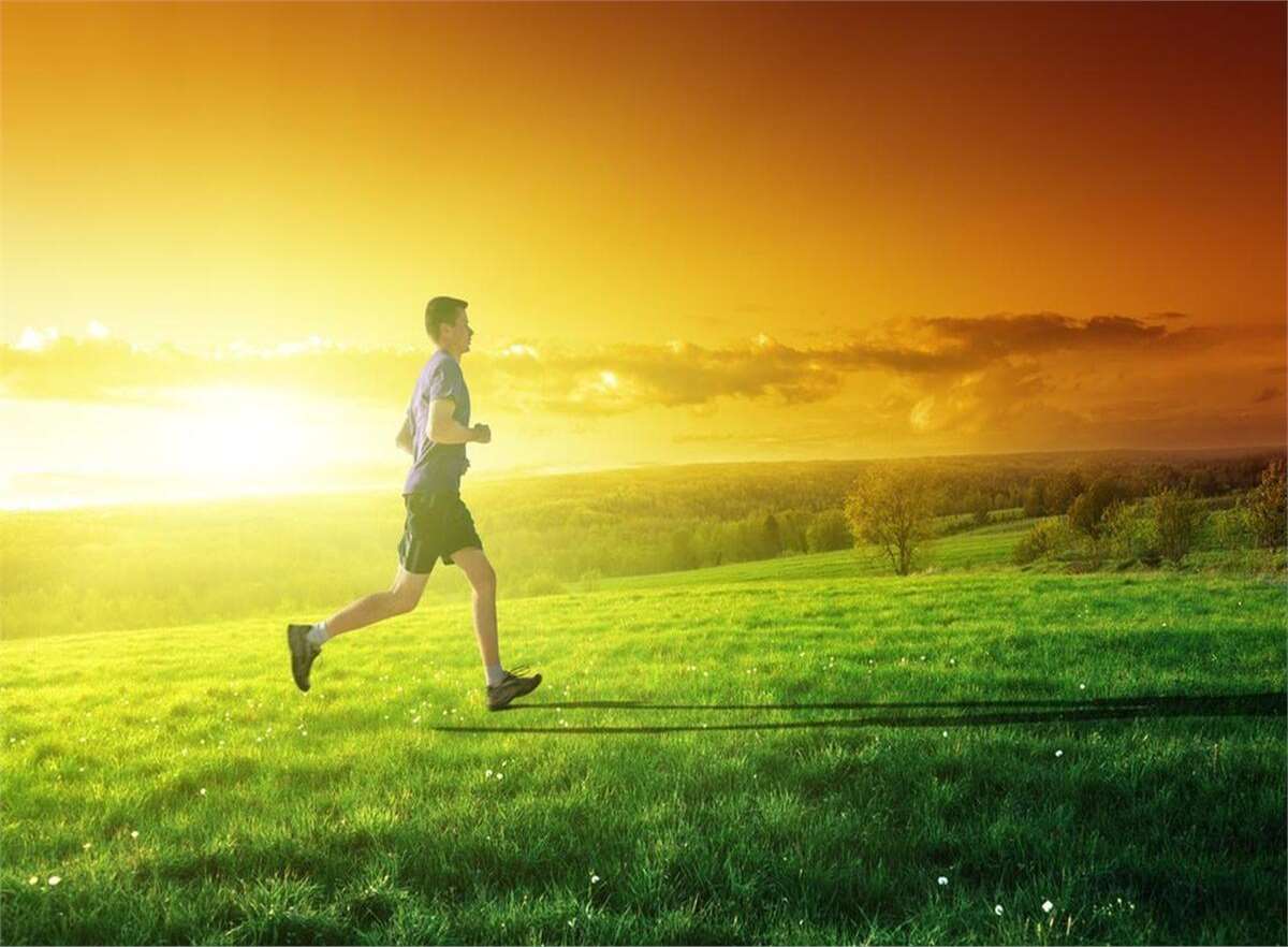 运动阳光图片迎着晨光,大步向前