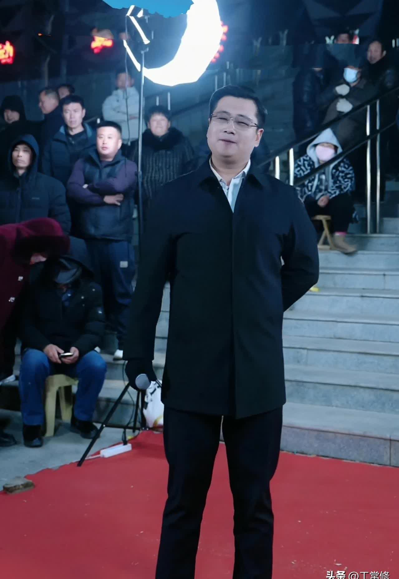 与人聊天稳重沉着真诚接地气感觉很舒烦墒煳戎 大叔照片中年刘皮特