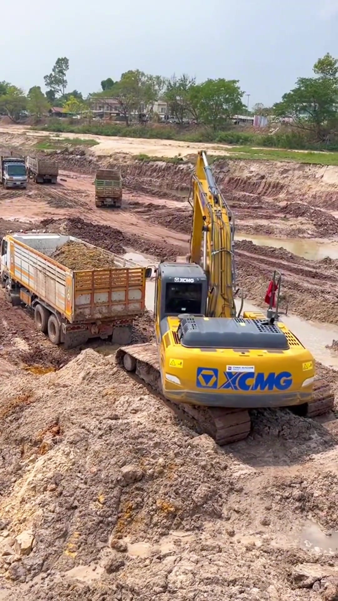 挖掘机挖土忙 挖掘机工作第一视角视频