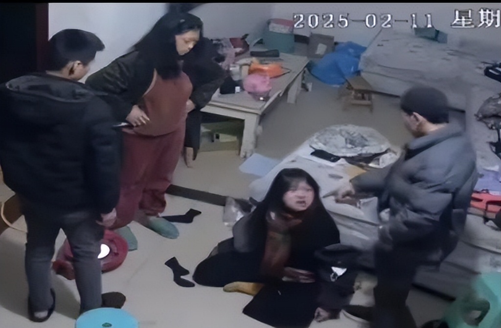2月14日女孩遭父亲暴打视频曝光,家庭暴力引网友愤怒与共鸣