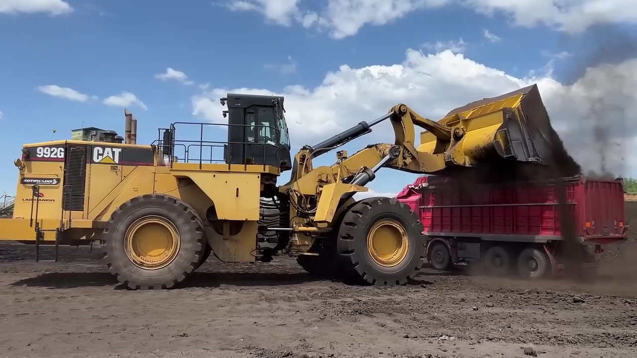 大型卡特彼勒992g轮式装载机装载卡车