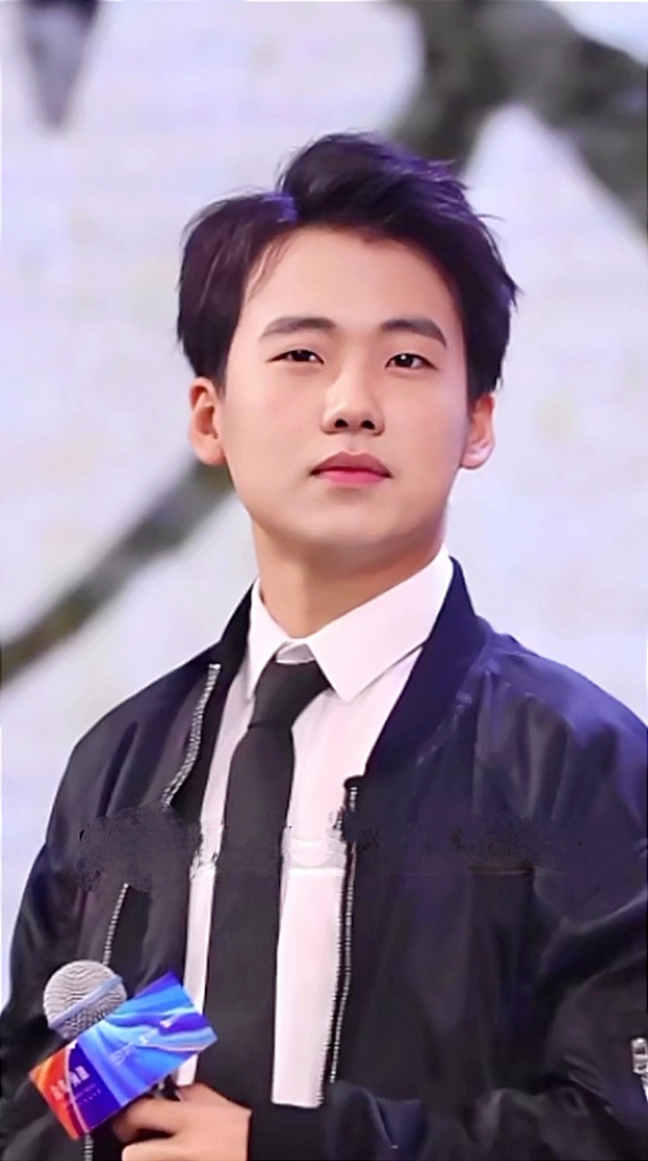 郭麒麟不仅外形俊朗,气质高雅,还是个低调谦和的人,才华横溢