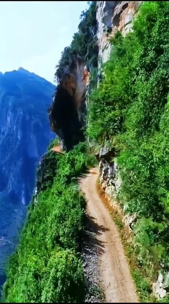 贵州悬崖挂壁公路,能从这里过去的都是高手