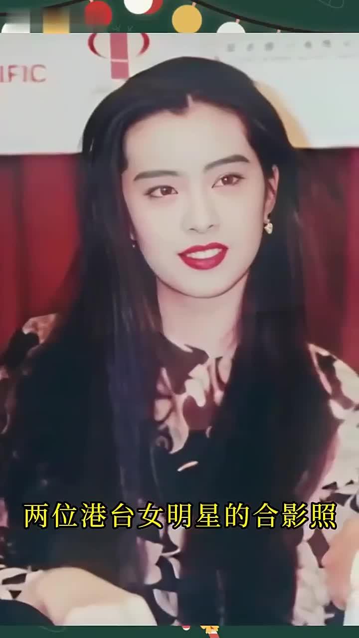 90年代,两位港台女明星的合影照,左边的是最美女鬼王祖贤