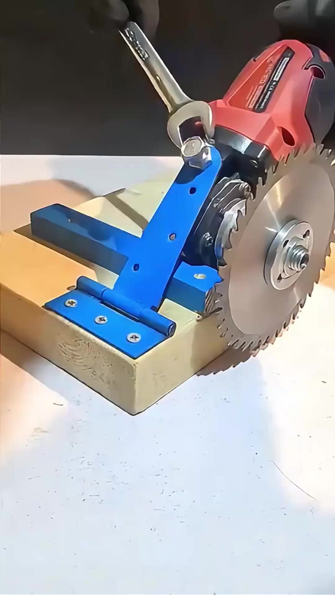 师傅用简单的材料,制作一个小型切割机平台,真的太有才了