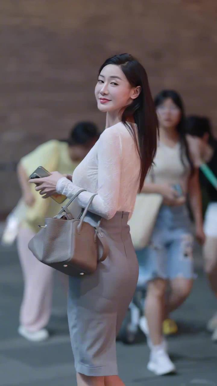 街拍美女肤白貌美女人味十足靓女出街