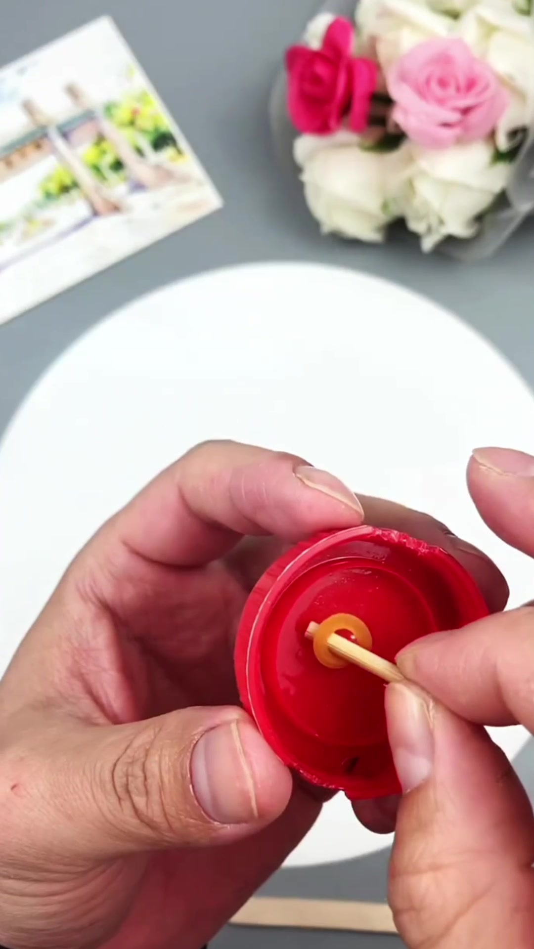 雪糕棍不要扔加上两个瓶盖做一把袖剑发射器简单又好玩亲子手工手