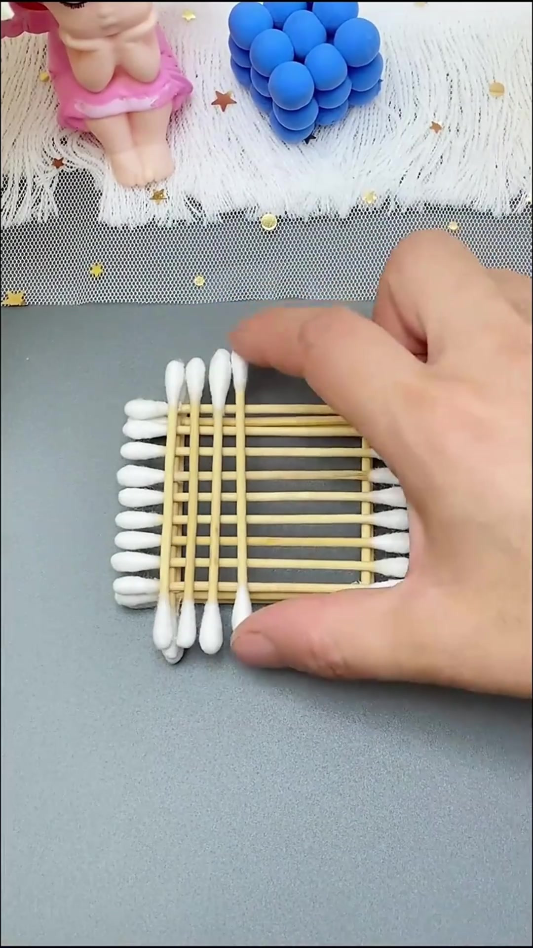 一起来用棉签挑战小房子吧,看看谁脑瓜转的快!