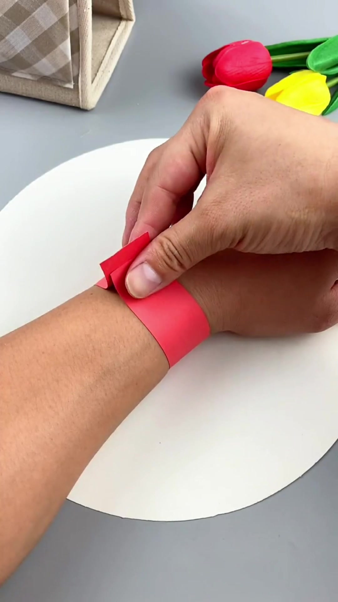 用卡纸做一个国庆手环,爱祖国就要表现出来哟!