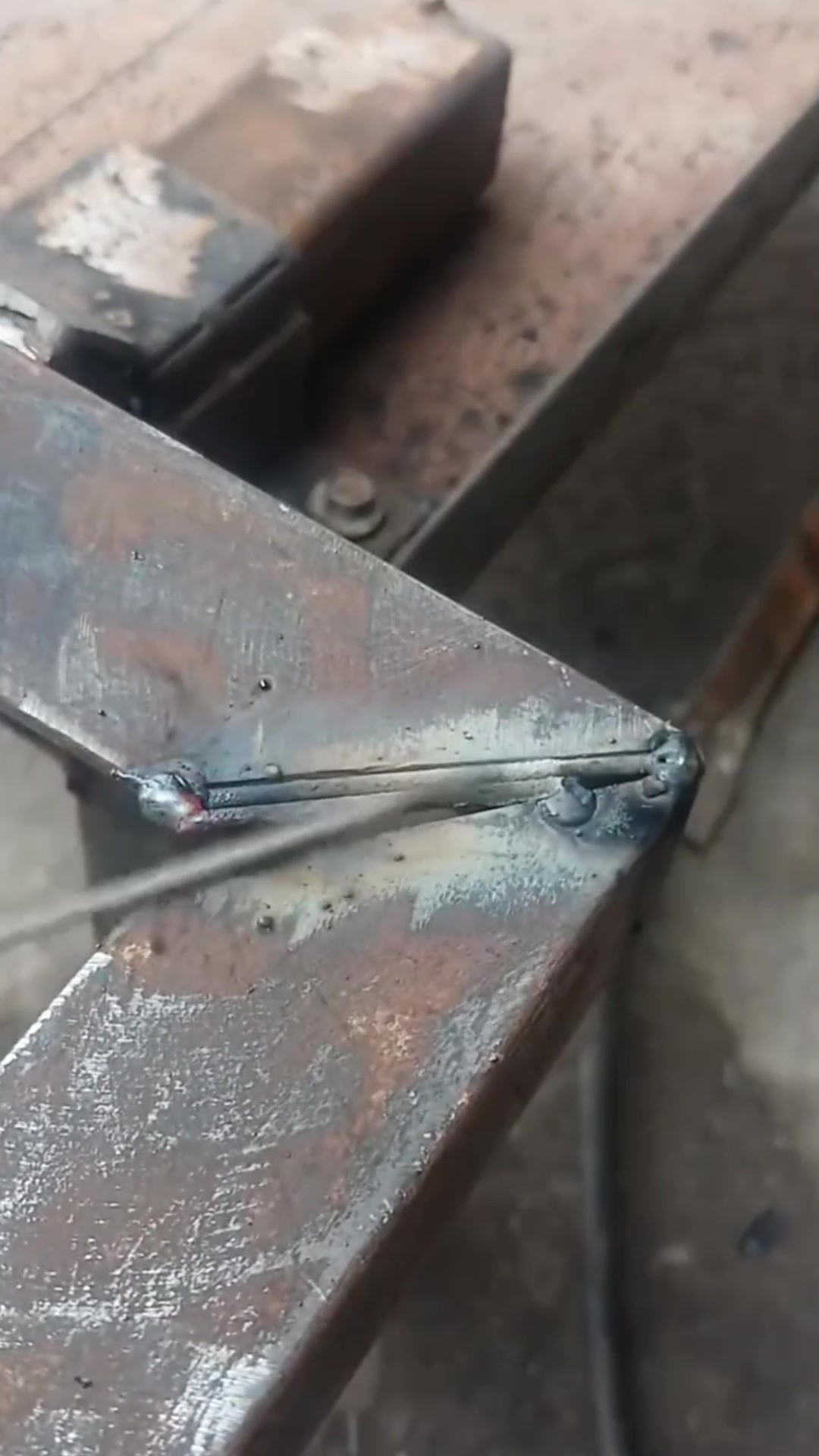 如何将两个巨大间隙的角钢完美焊接在一起?看到最后焊接效果,惊