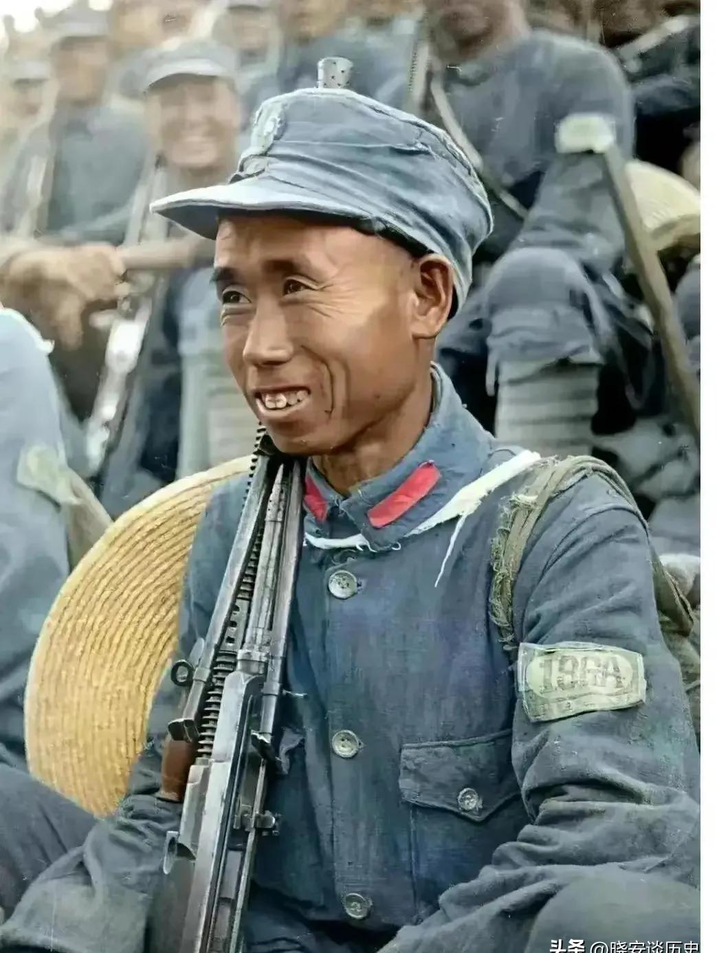 1943年,延安,一名老八路军机枪手的照片,镜头中他穿着一件磨损严重的