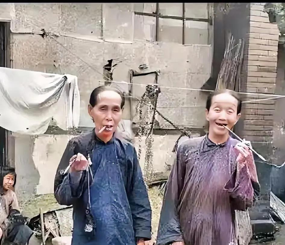 大姑娘叼烟袋照片老太太抽烟袋抽大烟老太太西游记老太太叼烟袋坐