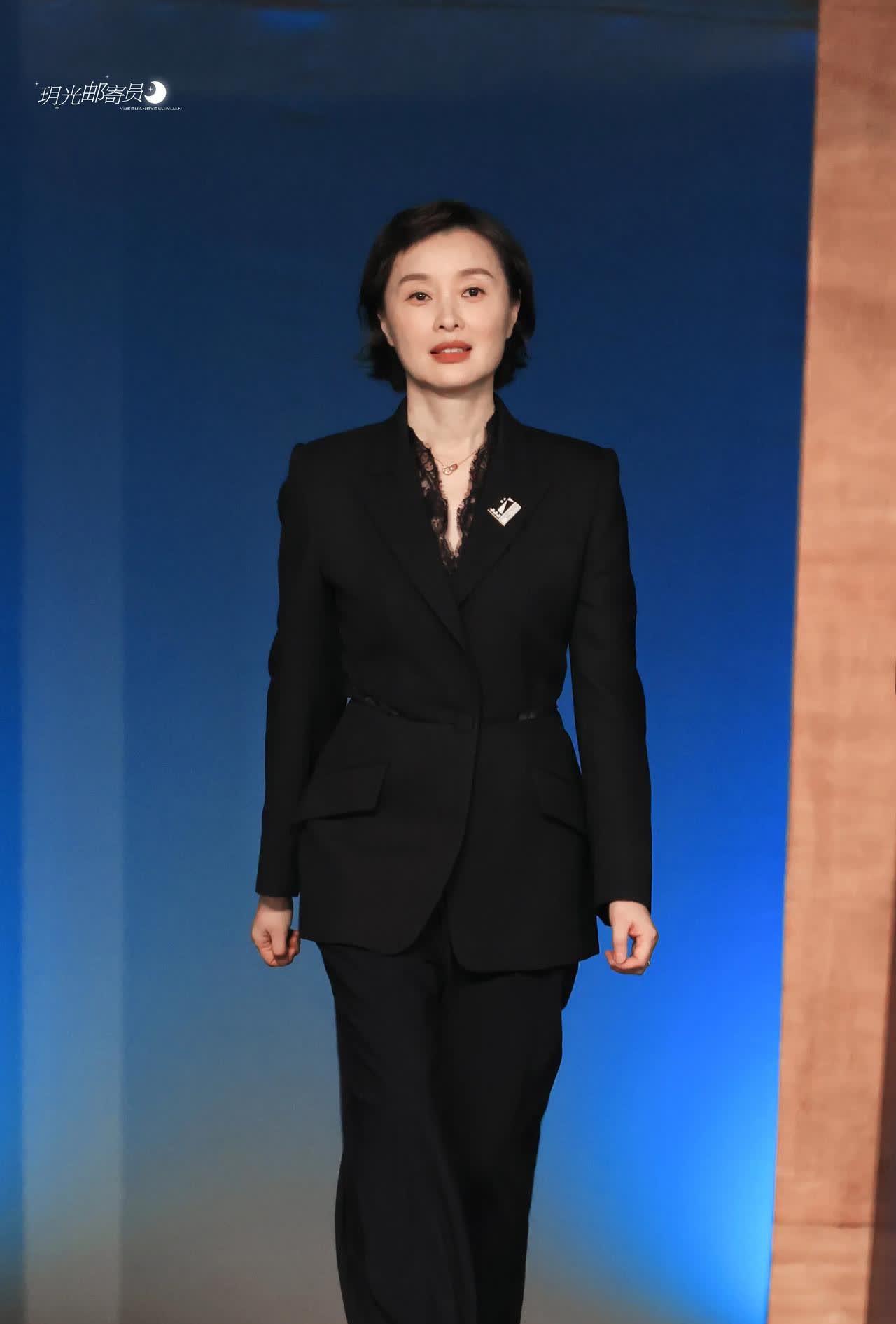 她再有钱,再出名,再孤单一个人,都不会选择出国定