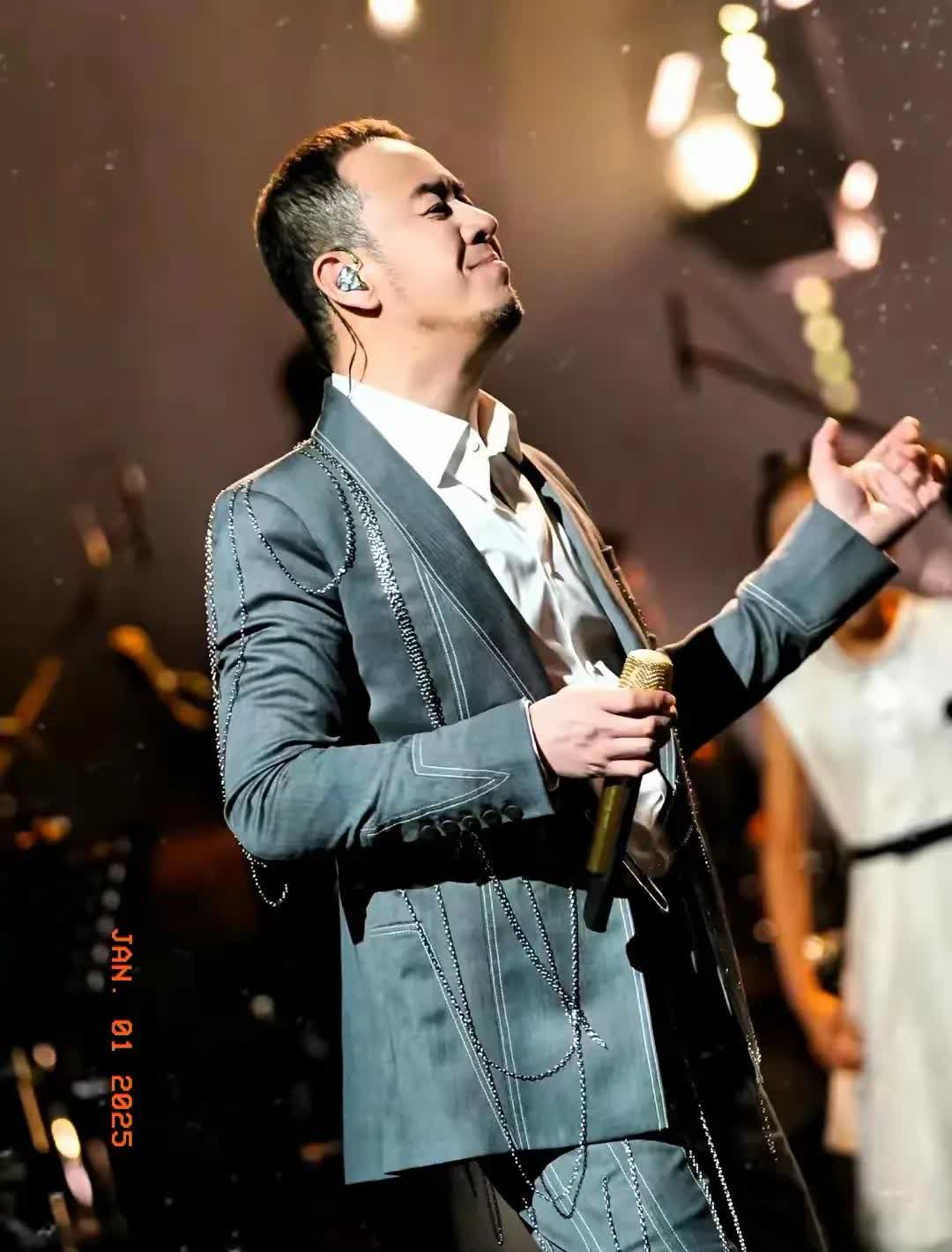 杨坤虽然开演唱会没多少人看但他在圈子里的人脉还是有这不浙江