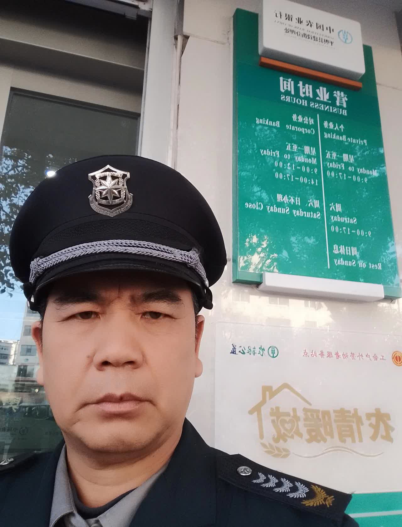 8点到银行后,先清扫银行网点门口及自助存取款机内外卫生