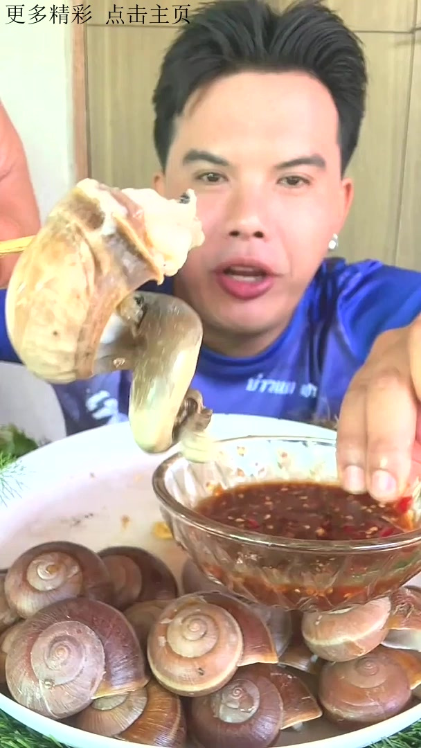 泰国人是有多喜欢吃蜗牛,准备1大盘子蜗牛不够吃的,真不可思议