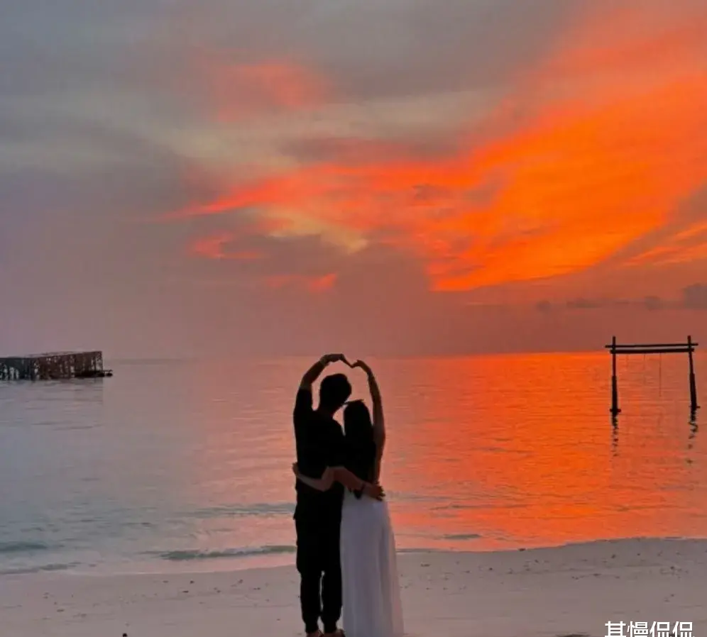 们分享了一则佳音,即他与小他十岁的圈外女友christine双喜临门之事