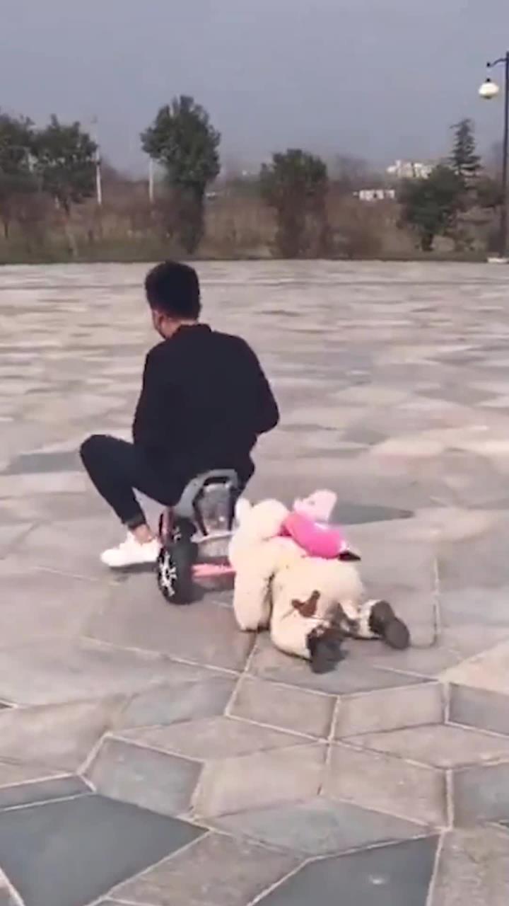 萌娃坐地上对爸爸耍赖求抱抱走红,暖心互动日常笑喷众人