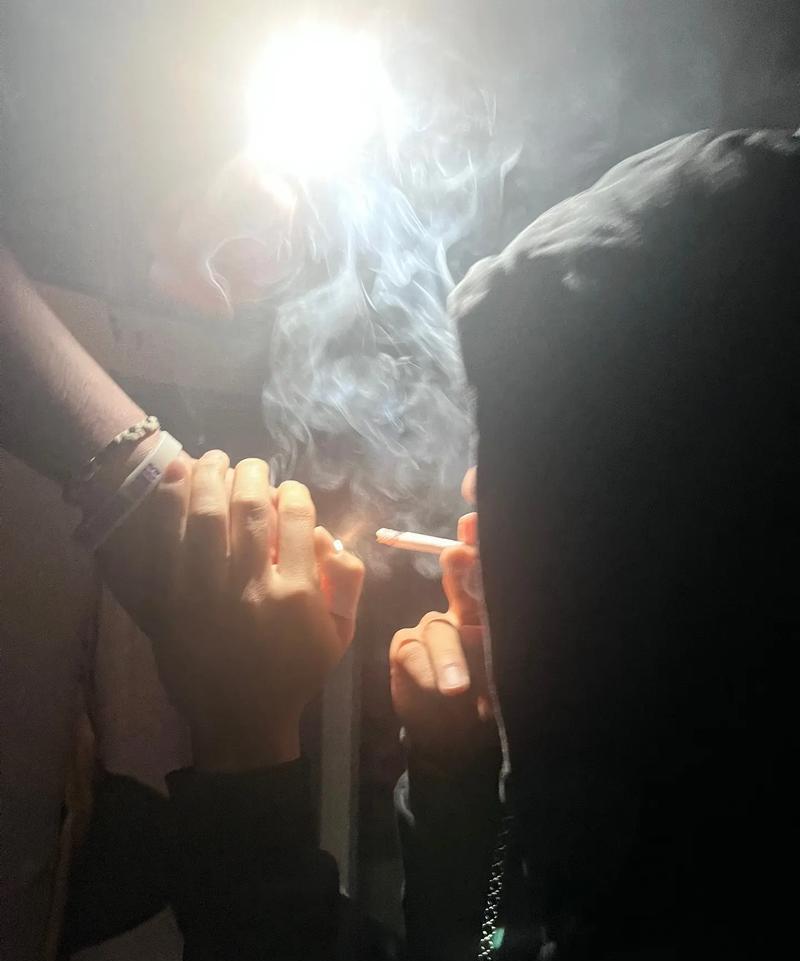 qq空间背影图片香烟=空间背景图片全屏我要个性网