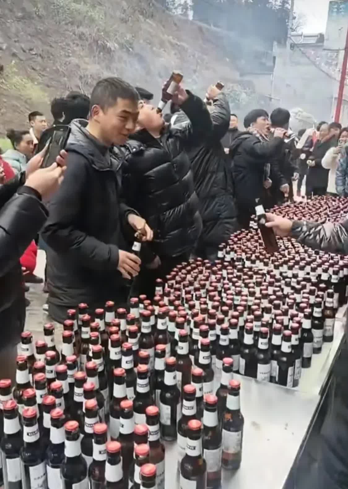 无论红事白事先弄一百箱啤酒来压场子哪怕没有菜咣咣咣就是一阵灌