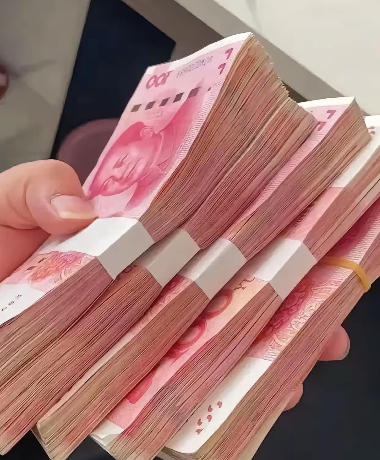 罐五万块钱去银行拿钱图片这是取钱照片 5万块钱拿在手里真实快到年了