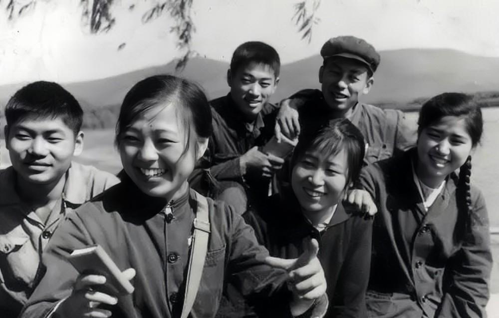 一觉睡到日上三竿,李雪梅突然惊坐而起