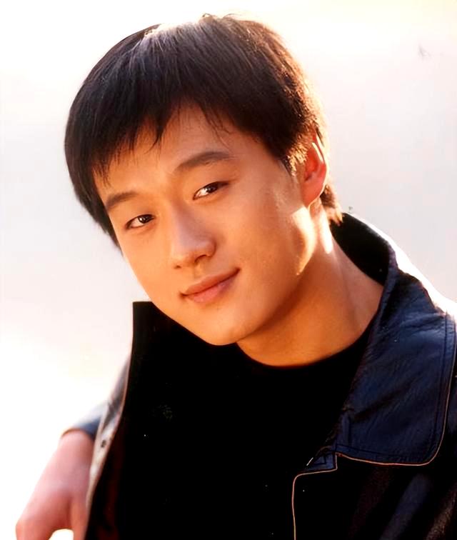 2001年,上海戏剧学院的毕业典礼上,佟大为,一个从抚顺走出来的孩子