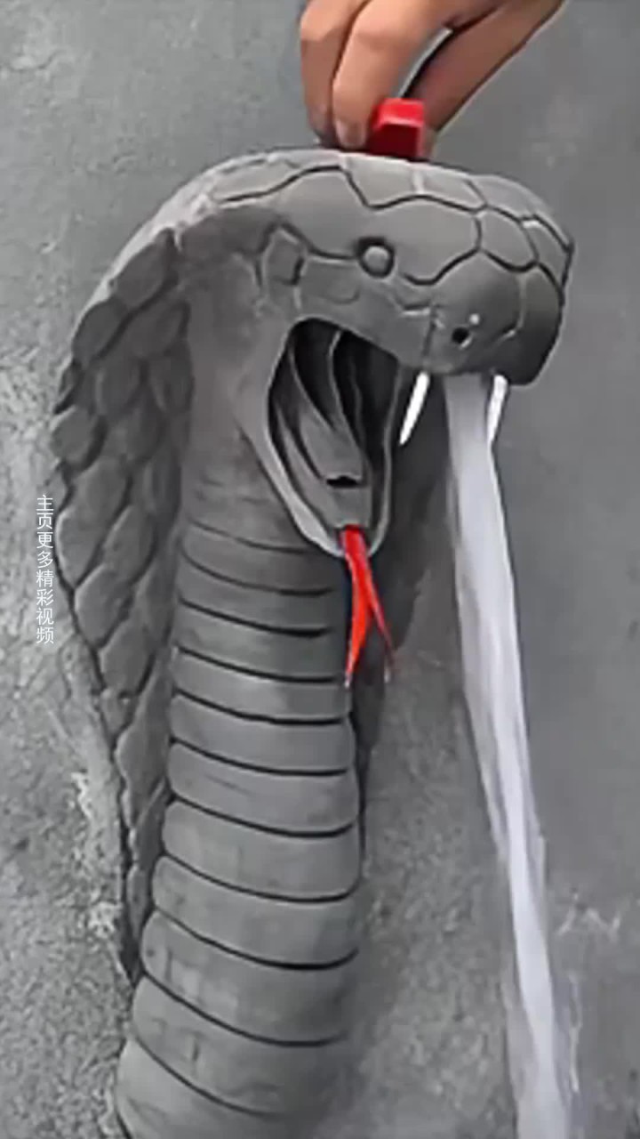 这个用水泥制作的眼镜王蛇水龙头,真的太炫酷了