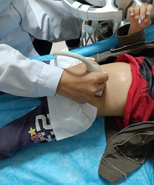 今天去医院等结果的时候,一男子气愤的对自己的老妈